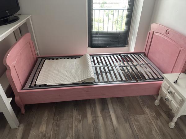 Roze bed van Planet Little 90 x 200 cm