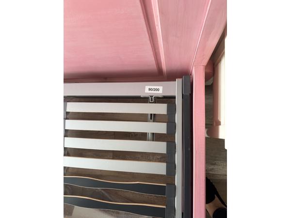 Roze bed van Planet Little 90 x 200 cm