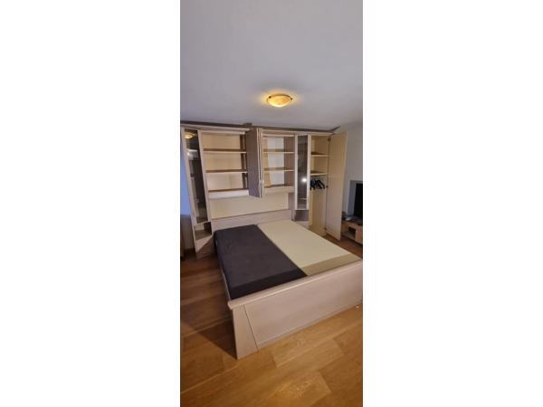 Bed met achterwand en kastenwand