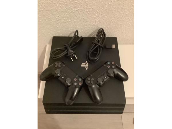 Ps4 pro 1000 GB 2 controllers