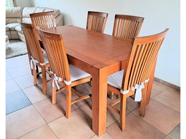 Eettafel en stoelen, prachtig sterk en mooi