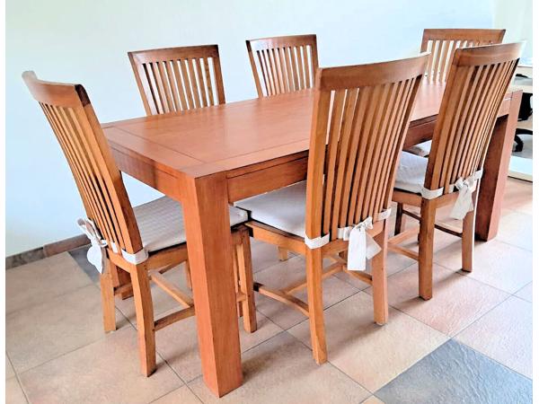 Eettafel en stoelen, prachtig sterk en mooi