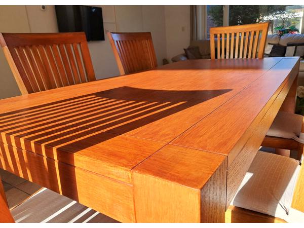 Eettafel en stoelen, prachtig sterk en mooi