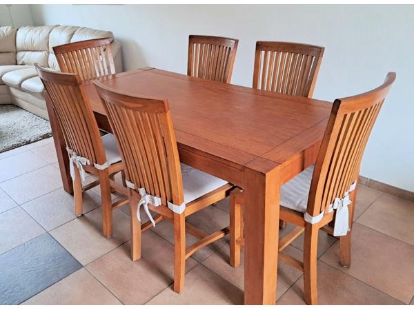 Eettafel en stoelen, prachtig sterk en mooi