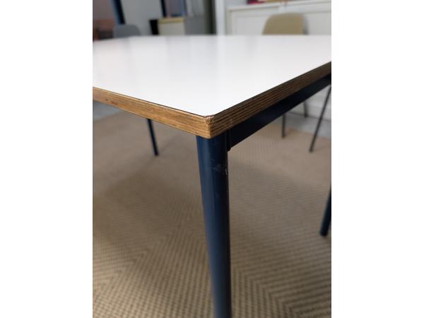 vijf rechthoekige tafels van 70 x 120 cm met licht grijs multiplex blad