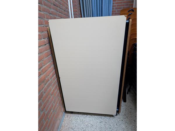 vijf rechthoekige tafels van 70 x 120 cm met licht grijs multiplex blad