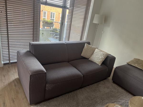 Grijze bank met poef / ottomaan