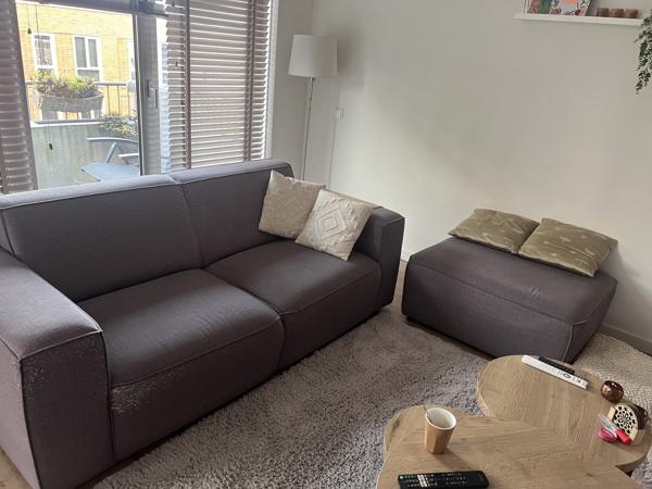 Grijze bank met poef / ottomaan