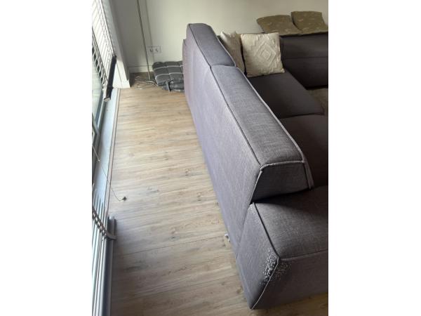 Grijze bank met poef / ottomaan