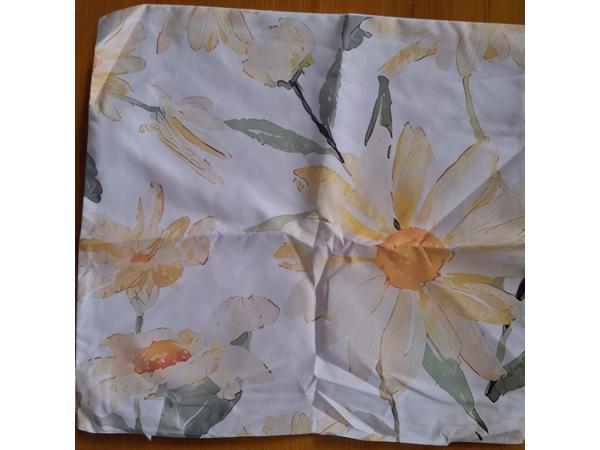 Set van 4 kussenhoezen mosterdgeel bloem en tekst 40x40cm