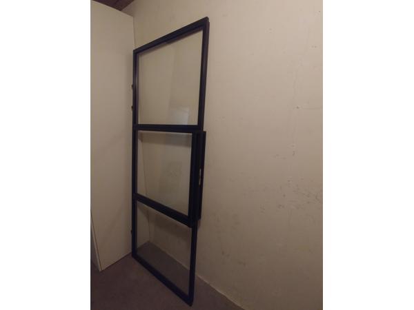glazen binnendeur in metalen frame