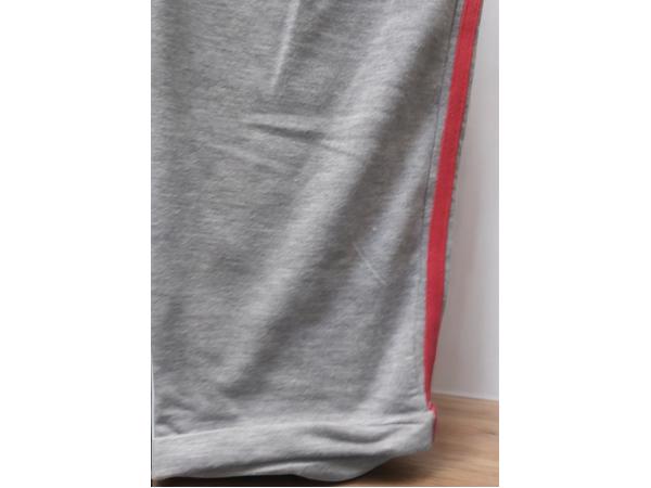 Broek grijs met rode zijstrepen L