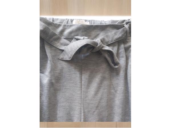 Broek grijs met rode zijstrepen L
