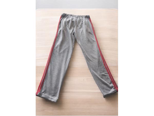 Broek grijs met rode zijstrepen L