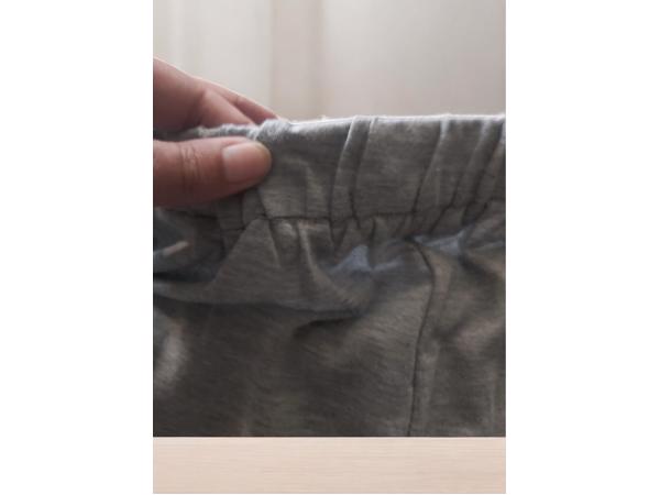 Broek grijs met rode zijstrepen L
