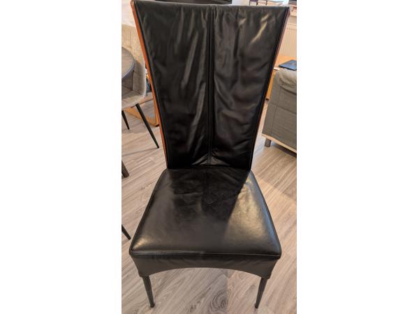 Mooie grote eettafel + 4 stoelen