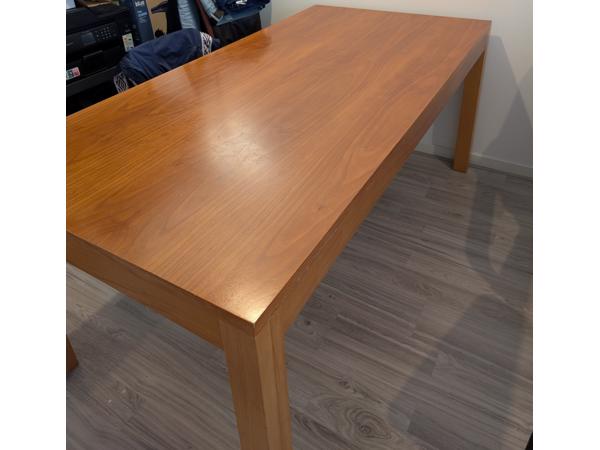 Mooie grote eettafel + 4 stoelen