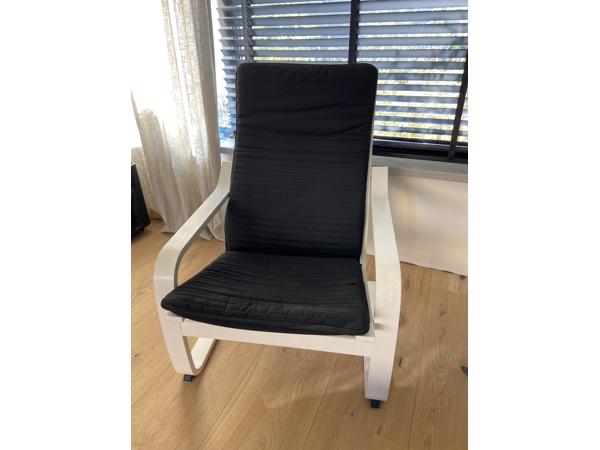 Stoel IKEA wit met zwart kussen