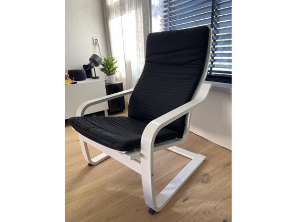 Stoel IKEA wit met zwart kussen