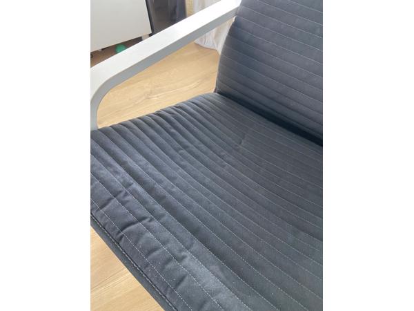 Stoel IKEA wit met zwart kussen