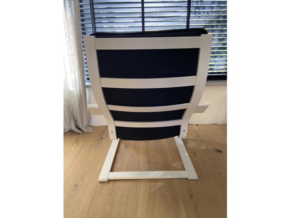 Stoel IKEA wit met zwart kussen