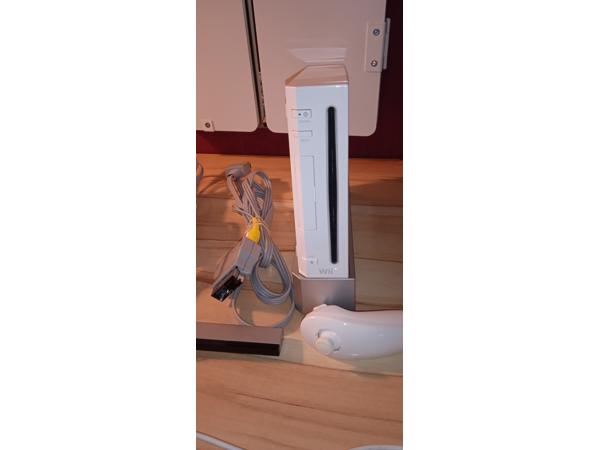 Nintendo Wii console + 2 controllers + 2 nunchuks + 8 games