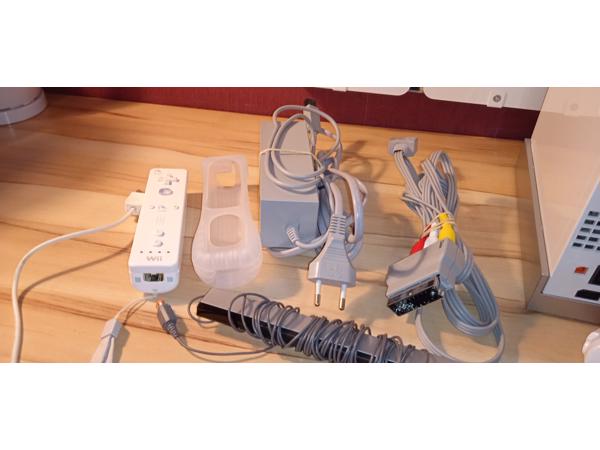 Nintendo Wii console + 2 controllers + 2 nunchuks + 8 games
