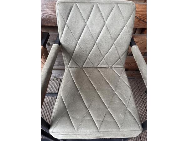 Twee barstoelen en twee normale stoelen