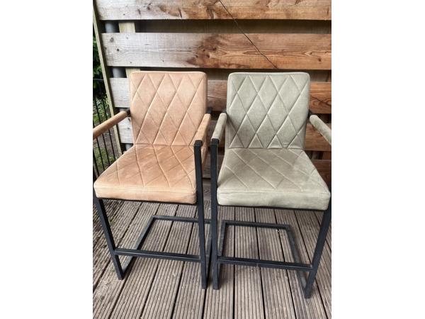 Twee barstoelen en twee normale stoelen