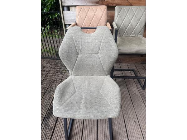 Twee barstoelen en twee normale stoelen