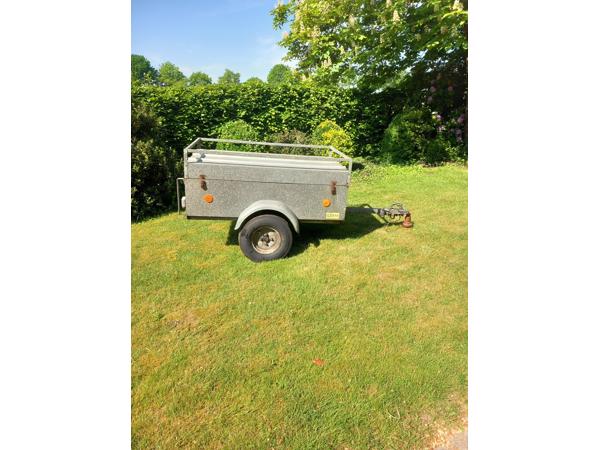 Te koop: Aanhangwagen met deksel afsluitbaar