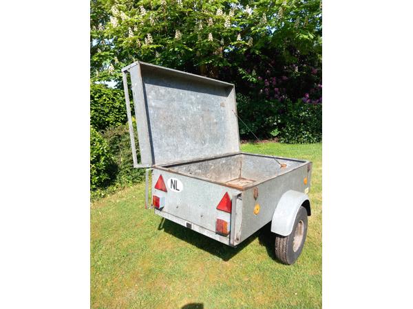 Te koop: Aanhangwagen met deksel afsluitbaar