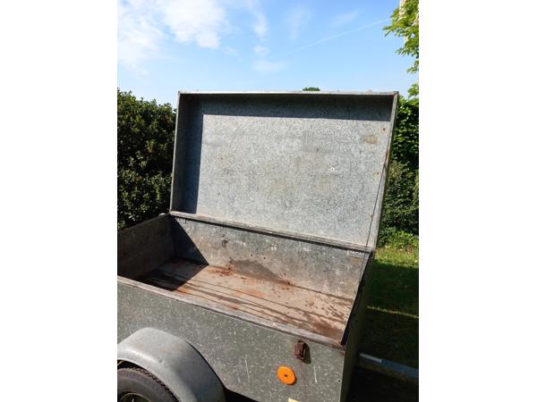Te koop: Aanhangwagen met deksel afsluitbaar