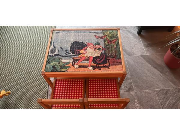 Kindertafel en stoeltjes