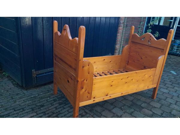 Handgemaakt massief grenen peuterende met matras