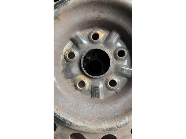 205/60R16 Winterbanden op stalen velgen met roest