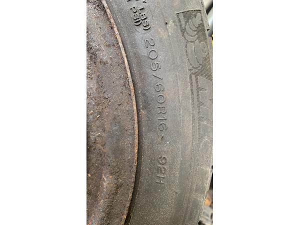 205/60R16 Winterbanden op stalen velgen met roest