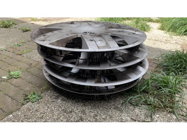 205/60R16 Winterbanden op stalen velgen met roest