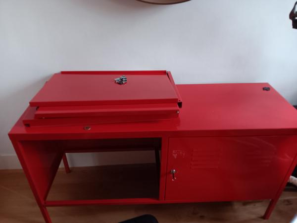 Rode Ikea televisiemeubel