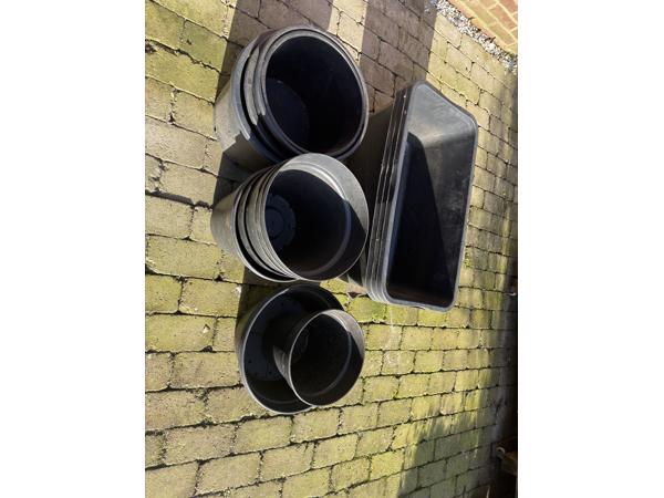 Diverse plastic kuipen/potten