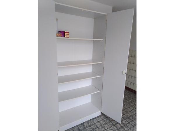 Kast van plaatmateriaal, legplanken, gesloten.