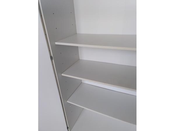 Kast van plaatmateriaal, legplanken, gesloten.