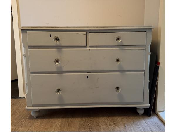 Oude grenen commode