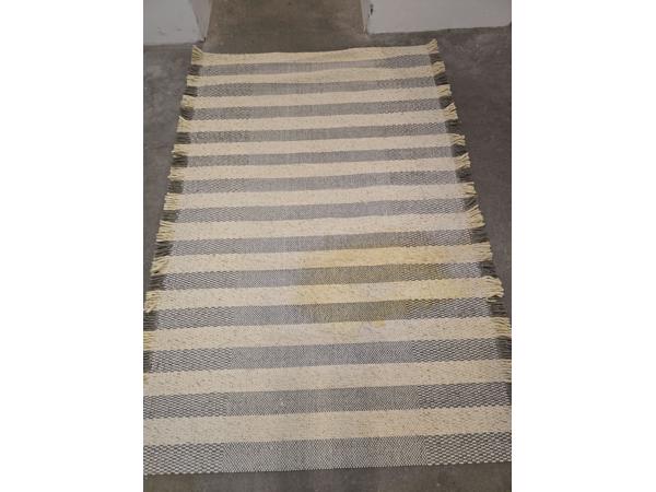 Nieuw vloerkleed met 1 vlek