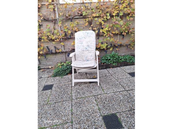 Tuinset en drie kunststof  stoenen