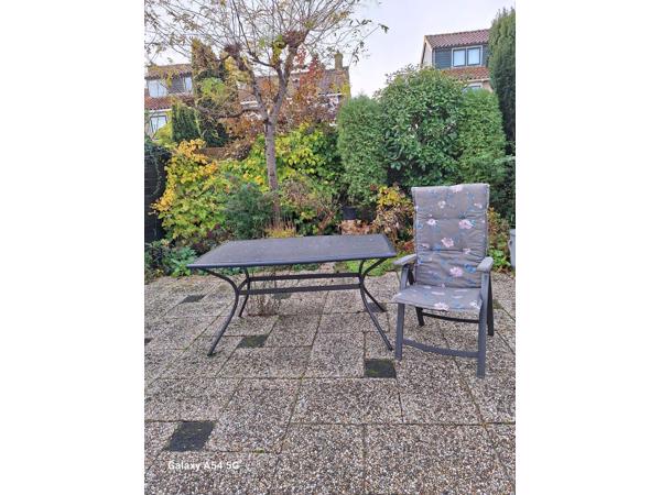 Tuinset en drie kunststof  stoenen