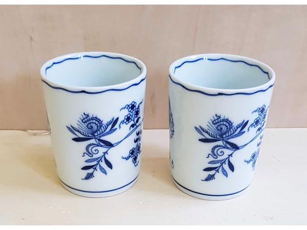 2 Blauwe Donau koffiemokjes Japan. Hoog 8 cm