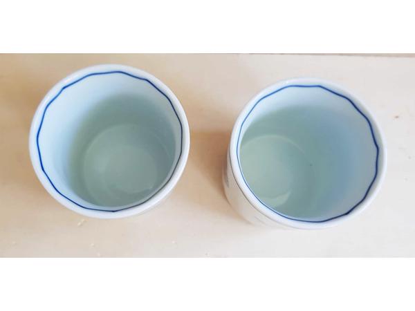 2 Blauwe Donau koffiemokjes Japan. Hoog 8 cm