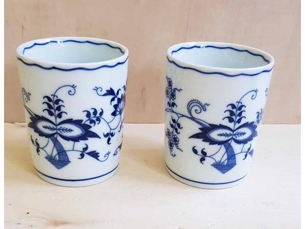 2 Blauwe Donau koffiemokjes Japan. Hoog 8 cm