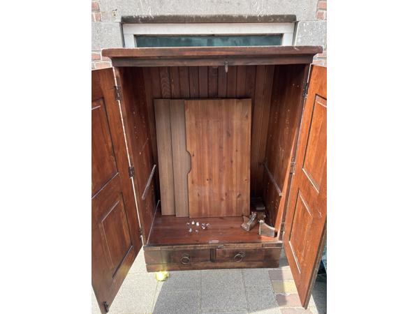 Teakhouten kast (150x98x57)